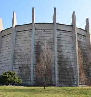 velká budova s hroty na průčelí