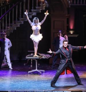 skupina lidí na jevišti během představení