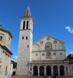 一座有高塔的教堂，有一座教堂