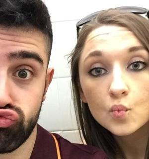 muž a žena s vyplazeným jazykem