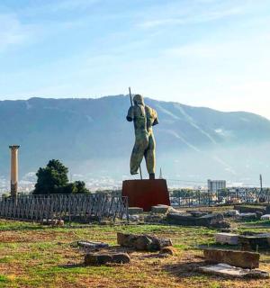 站在田野上的男子雕像