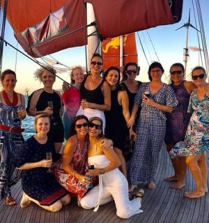 一群人在船上摆姿势拍照