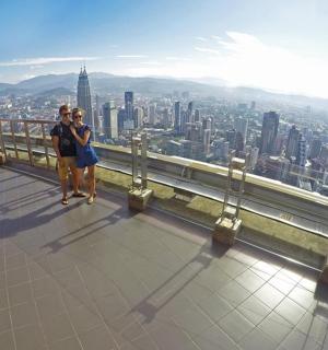 两名女子站在楼顶