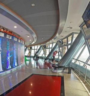 建筑物内有电视的自动扶梯