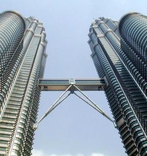 两座高楼紧挨着