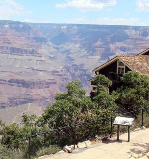 大峡谷边缘的一栋建筑