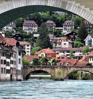 一座横跨河流的桥，背景是一座城市