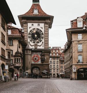 街道中间有钟楼的建筑