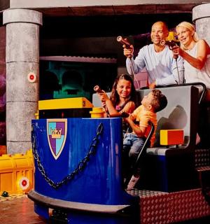 一群人乘坐火车