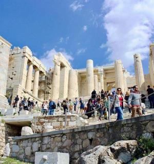 skupina lidí stojících před budovou