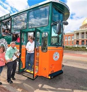 一群人站在双层巴士外面