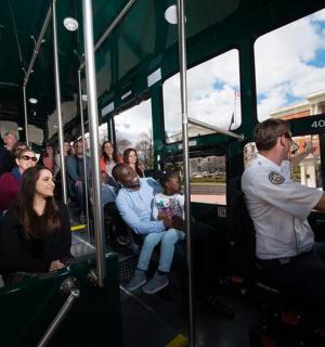 一名男子驾驶一辆载满人群的公共汽车