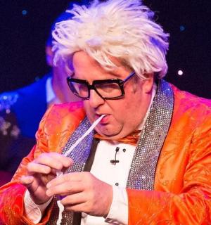 muž s bílými vlasy a brýlemi kouřící cigaretu