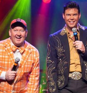 dva muži stojící na pódiu s mikrofony