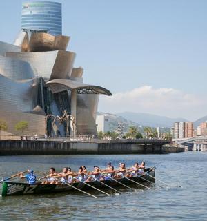 一群人在水中的船里