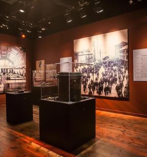 博物馆展览墙上挂着两幅巨幅画