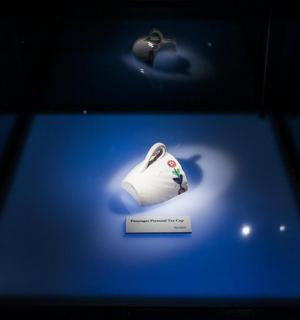 展示柜里有一张电脑鼠标的图片