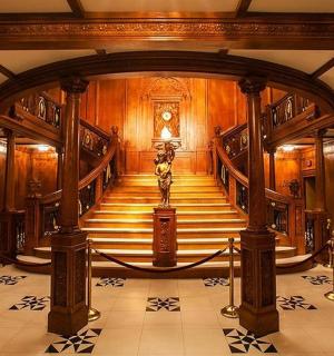 建筑物中间有雕像的楼梯