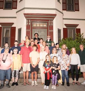 velká skupina lidí stojící před domem