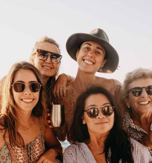 一群人在船上摆姿势拍照