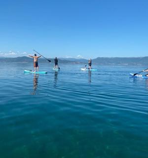 一群人在水中冲浪