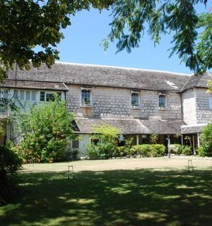 一座带有大院子的白色大楼