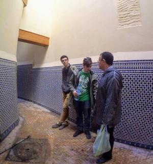 三个人站在浴室里