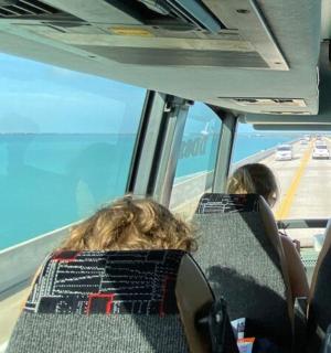 skupina lidí sedících v autobuse