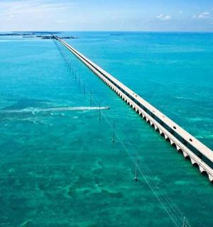 Letecký pohled na most přes oceán