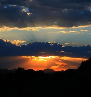 阳光透过云层照射下来的日落