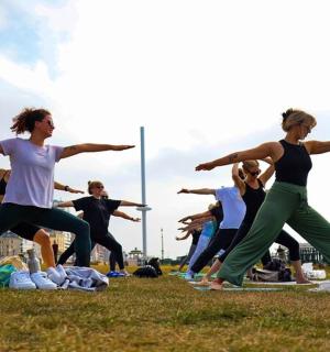 一群人在草地上做瑜伽