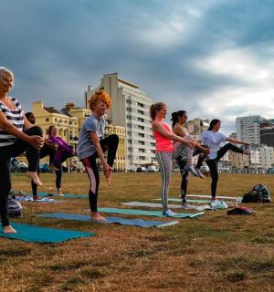 一群人在田野里做瑜伽