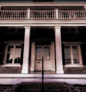 bílý dům s balkonem a dvěma okny