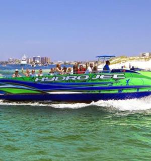 水中一艘蓝绿色的快艇