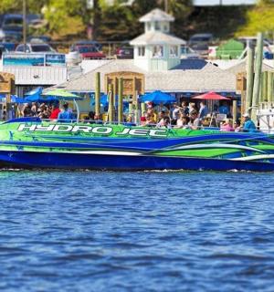 水域中的一艘蓝绿色小船