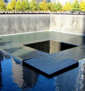 vodní fontána v parku s lidmi v pozadí