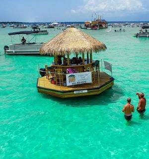 大海中的船，水中的人