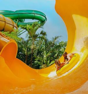 osoba jedoucí na vlně na skluzavce v aquaparku