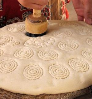 一个人正在桌子上做蛋糕