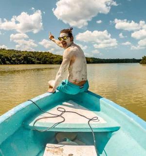 一名男子在水上的蓝色小船上