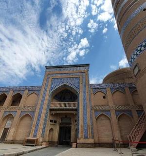 带有几何图案的大型建筑