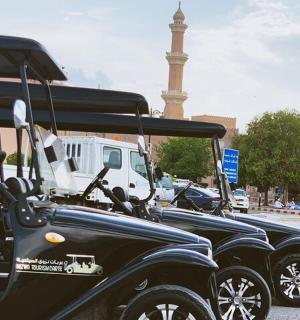 停车场里停着的一群汽车