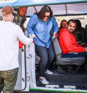 一群人坐在一辆货车的后面