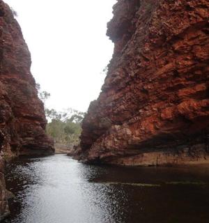 穿过岩石峡谷的河流景观