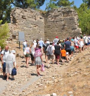 velká skupina lidí jdoucích do kopce