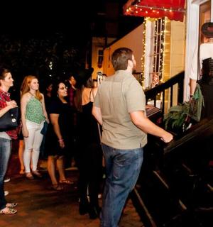 muž stojící před davem lidí