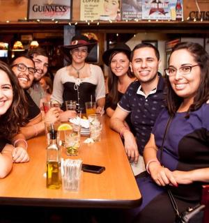 skupina lidí sedících u stolu v baru