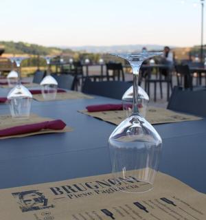 stůl se sklenicí vína na něm