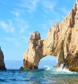 海洋中岩层的拱门