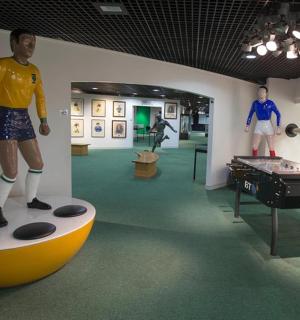 一间有人体模型和乒乓球桌的房间